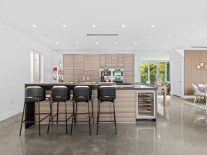 Fridge, microwave, oven, stovetop - Mid century modern perfection off Las Olas! (Fort Lauderdale)