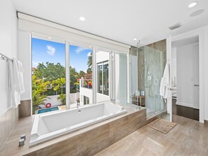 Shower, hair dryer, towels, soap - Mid century modern perfection off Las Olas! (Fort Lauderdale)