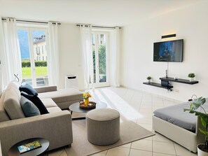 Een smart-tv en boeken