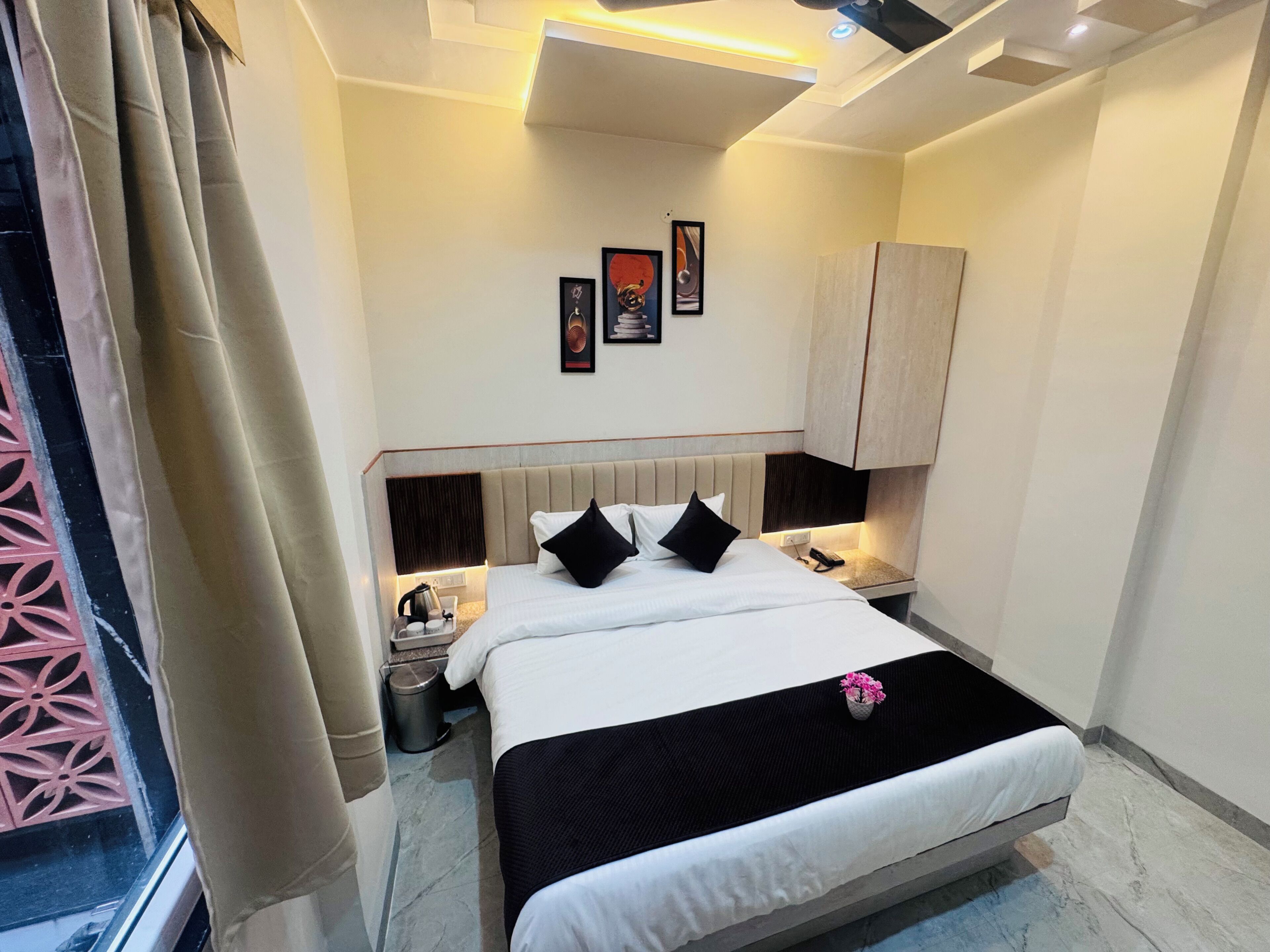 Suite, City View | Desk, laptop workspace, blackout drapes, soundproofing