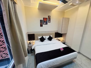Suite, City View | Desk, laptop workspace, blackout drapes, soundproofing