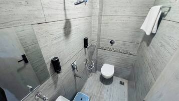 Dobbeltrom – deluxe, byutsikt | Bad