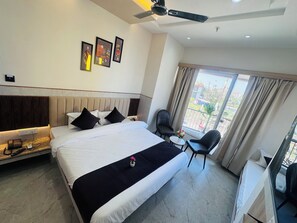Desk, laptop workspace, blackout drapes, soundproofing - HOTEL PURVI BY VILAASITAA INDORE (Sanwer)
