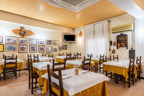 Dining - Double Room 206 with Air Conditioning (Jerzu)