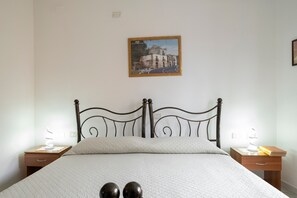 1 bedroom, bed sheets - Double Room 206 with Air Conditioning (Jerzu)