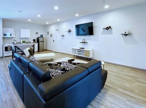 Living area - 🔥 Sleeps 16 Guests | Walk to the best East Nashville Bars 🎸 (Nashville)