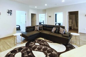 Living area - 🔥 Sleeps 16 Guests | Walk to the best East Nashville Bars 🎸 (Nashville)