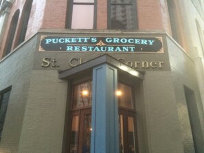 Schild des Restaurants Puckett's Grocery an der St. Clair Street.