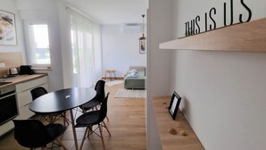 Ein stilvoller Wohnraum mit Essbereich, Küche und Blick ins Freie.