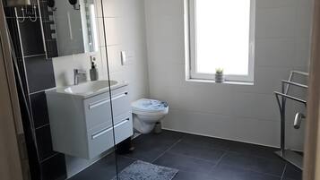 Ducha, secador de pelo, toallas