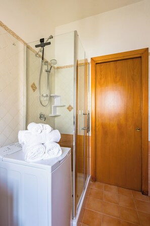 Doccia, asciugacapelli, bidet, asciugamani