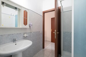 Shower, hair dryer, towels - Double Room 106 with Air Conditioning (Jerzu)