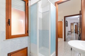 Ducha, secador de pelo y toallas