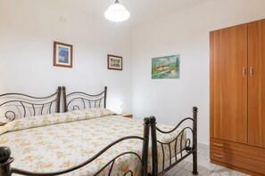 1 bedroom, bed sheets