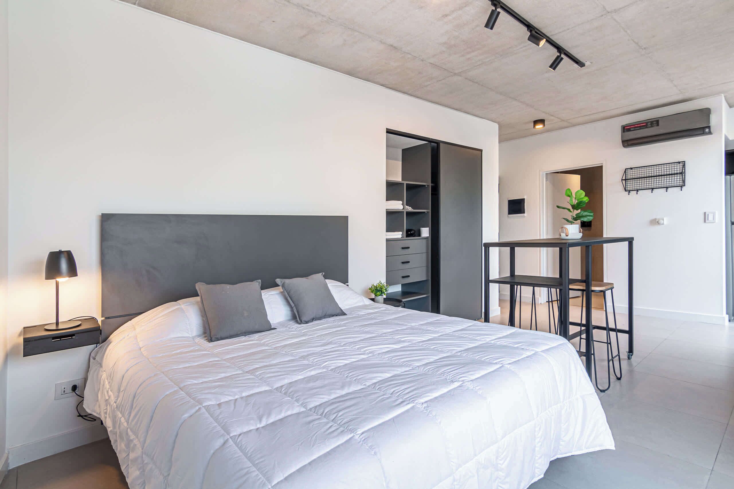 1 habitación, tabla de planchar con plancha, wifi y ropa de cama 