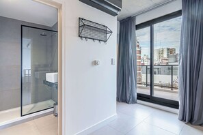 Shower, hair dryer, towels, shampoo - Soho Village en Palermo by Magno | 901 (Buenos Aires)