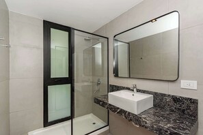 Shower, hair dryer, towels, shampoo - Soho Village en Palermo by Magno | 303 (Buenos Aires)