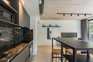 Fridge, microwave, oven, stovetop - Soho Village en Palermo by Magno | 303 (Buenos Aires)