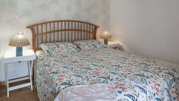 2 bedrooms, iron/ironing board, WiFi, bed sheets