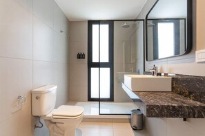 Shower, hair dryer, towels, shampoo - Soho Village en Palermo by Magno | 702 (Buenos Aires)