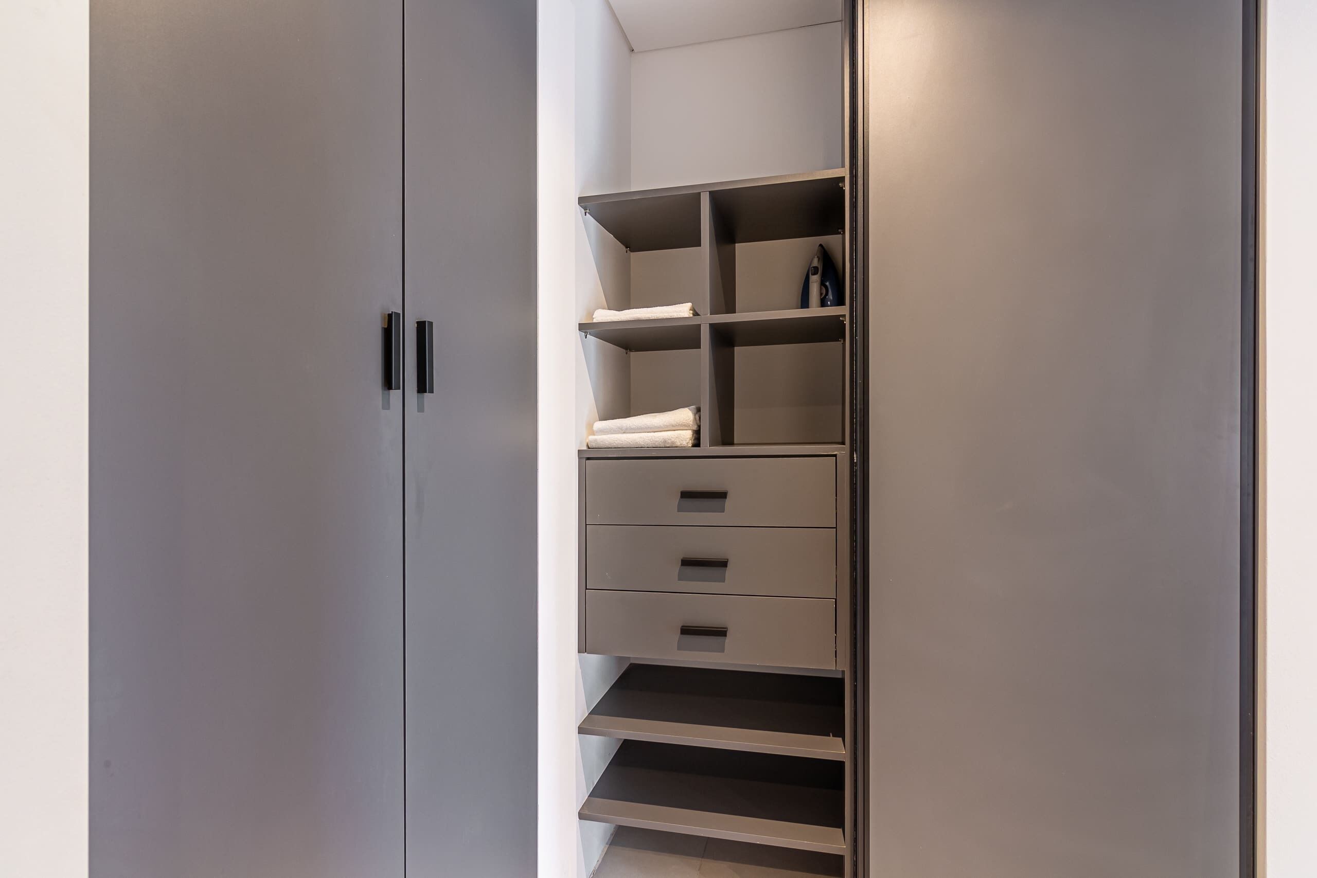 Une armoire moderne dotée de nombreuses étagères et de tiroirs.