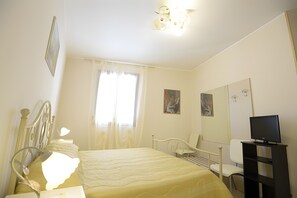 1 bedroom, iron/ironing board, WiFi, bed sheets - Case Vacanza Edera - Orchidea near Trapani Port (Trapani)