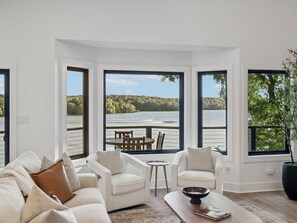 TV, fireplace, table football, ping pong - *Rare* Lake Luxury-Sleeps 32, 10 Bedrooms, 2 Docks (Winchester)