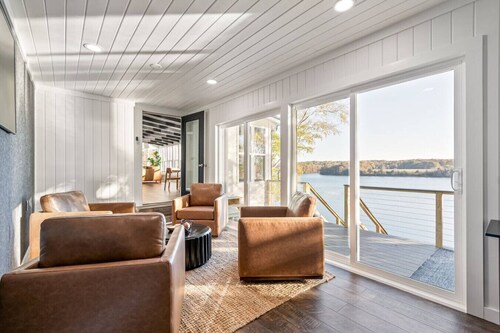 *Rare* Lake Luxury-Sleeps 32, 10 Bedrooms, 2 Docks