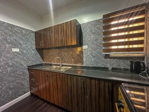 Private kitchen - STONE PLANT APARTMENT - A New Wave Of Living (Abuja)