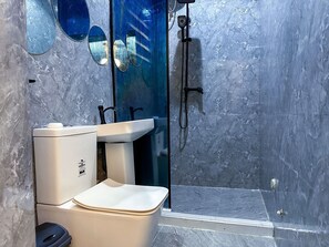 Shower, towels, soap, toilet paper - STONE PLANT APARTMENT - A New Wave Of Living (Abuja)