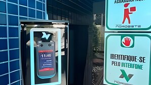 Lippujenmyyntiautomaatti, jossa on digitaalinen näyttö, käden muotoinen opaste ja yrityksen ’NORDESTE’ logo.
