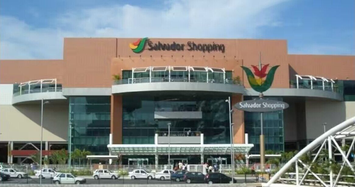 A shopping center with a prominent sign reading 'Salvador Shopping.'