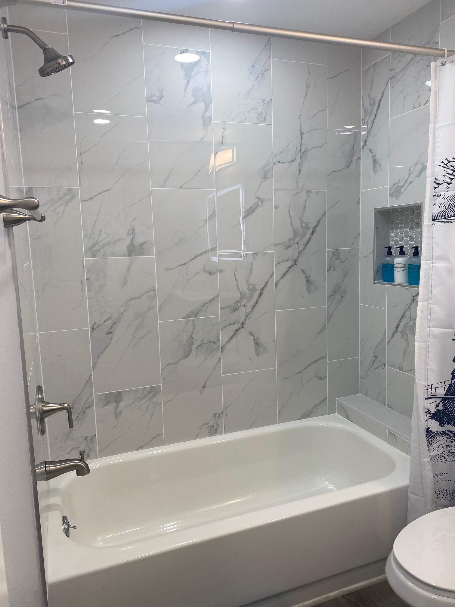 Dusche, Haartrockner, Handtücher, Shampoo