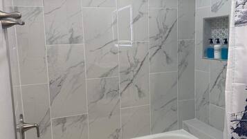 Dusche, Haartrockner, Handtücher, Shampoo