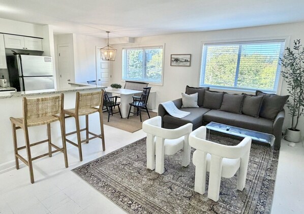 Un espacio habitable moderno con cocina, comedor y zona de estar.