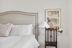 2 bedrooms, desk, iron/ironing board, travel cot - Family Suite King Queen Queen + Queen sofa bed / Free Parking (Arlington)
