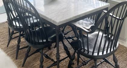 Crystal City Charm 2BR / Free Parking 406