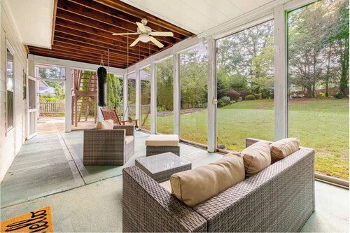 Modern 2BR Apartment • Fast WiFi • Free Parking • Quiet Woodstock Area