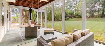 Modern 2BR Apartment • Fast WiFi • Free Parking • Quiet Woodstock Area