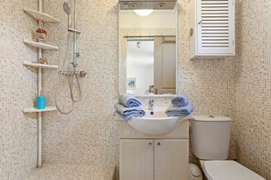 Dusche, Haartrockner, Handtücher