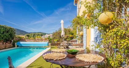 Bed and Breakfast 'Chez Sophie - Chambre Côté Mer' with Mountain View, Wi-Fi and Air Conditioning