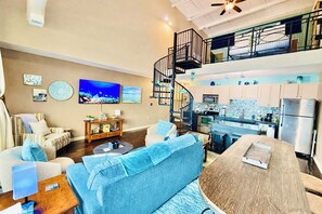 Living area - Relaxing Lake Views Amazing Sunsets By Cedar Point (Sandusky)