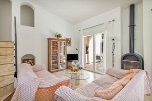 TV - Villa with Pool Just 10 Minutes’ Walk from the Beach (Sa Riera)