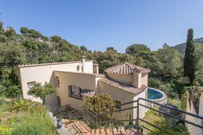 Exterior - Villa with Pool Just 10 Minutes’ Walk from the Beach (Sa Riera)