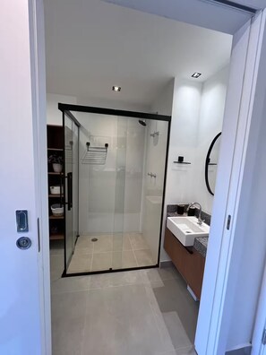 Dusche, Handtücher, Toilettenpapier