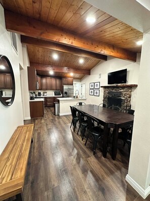 Dining - 3-bedroom cabin in amazing Running Springs with cozy vibes (Running Springs)