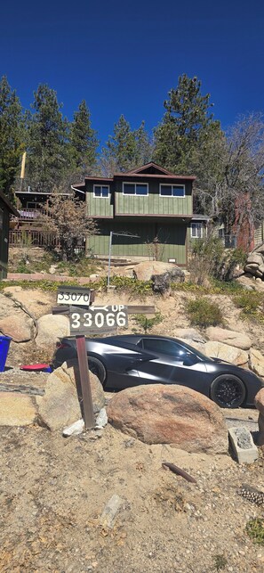 Property grounds - 3-bedroom cabin in amazing Running Springs with cozy vibes (Running Springs)