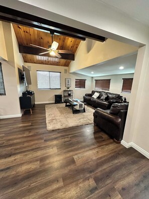 Living area - 3-bedroom cabin in amazing Running Springs with cozy vibes (Running Springs)