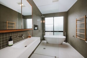 Hair dryer, towels - Jarli Barn Refined Wine Country Retreat with Pool (Bombira)