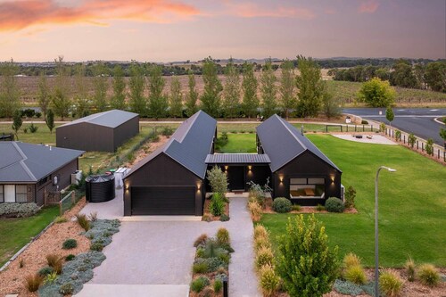 Jarli Barn Refined Wine Country Retreat with Pool